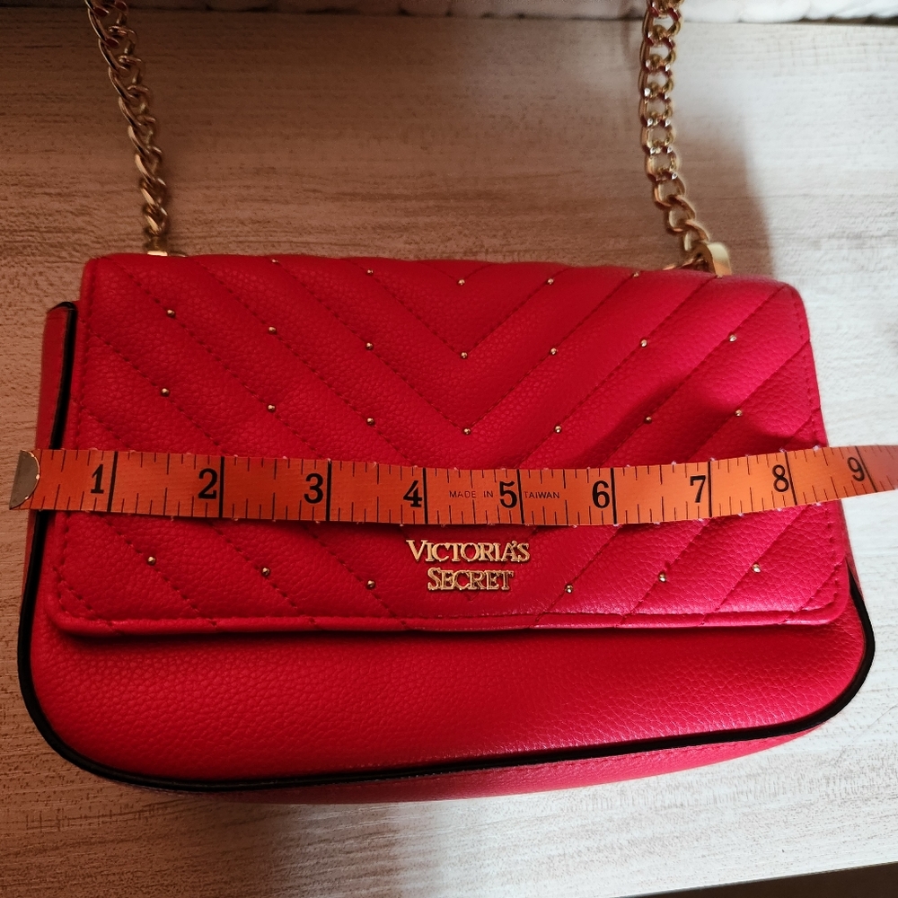 Like new Victoria’s Secret purse with gold accents and gold chain strap